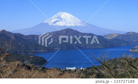 芦ノ湖から見た芦の芦湖と冠雪した冠雪の富士山 133727189