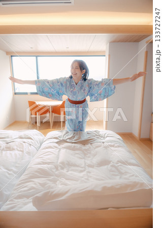 浴衣姿の20代女性がベッドに飛び込む瞬間 浴衣姿の20代女性がベッドに飛び込む瞬間 133727247