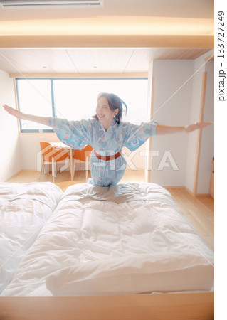 浴衣姿の20代女性がベッドに飛び込む瞬間 133727249