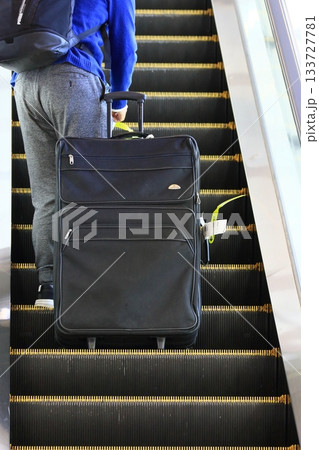 エスカレーターで上の階に上がる旅行客 133727781