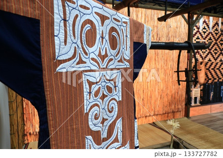 アイヌの伝統的な模様の入った衣装 133727782