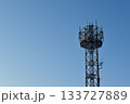 青空に映える基地局の鉄塔 133727889