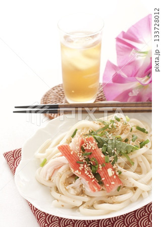 カニカマをのせた冷やしうどん 133728012