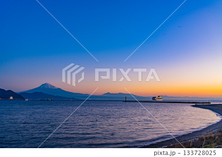 【静岡県】夜明けの富士山を背に、清水港に入港する豪華客船　ノルウェージャン・サン 133728025