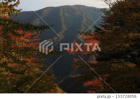 燃えるような紅葉が額縁となる ナメゴ谷の雄大な山並み 133728056