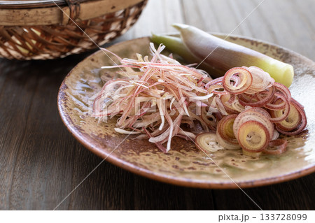 ミョウガの千切りと輪切り 133728099