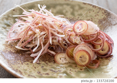 ミョウガの千切りと輪切り ミョウガの千切りと輪切り 133728100