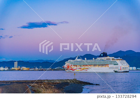 【静岡県】夜明けの頃、タグボートに先導されて清水港に入港する豪華客船　ノルウェージャン・サン 133728294