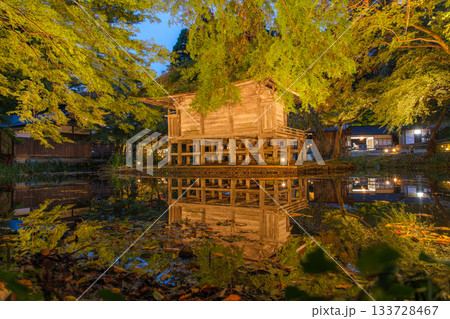 岩手県平泉町 秋の中尊寺、弁財天堂のライトアップ 133728467