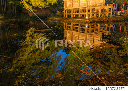 岩手県平泉町 秋の中尊寺、弁財天堂のライトアップ 133728475