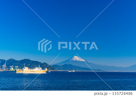 【静岡県】富士山を背に、朝日で金色に輝く駿河湾フェリー 【静岡県】富士山を背に、朝日で金色に輝く駿河湾フェリー 133728486