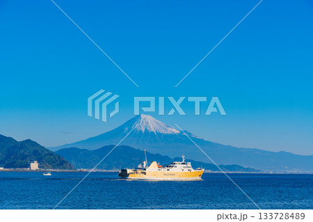 【静岡県】富士山を背に、朝日で金色に輝く駿河湾フェリー 【静岡県】富士山を背に、朝日で金色に輝く駿河湾フェリー 133728489