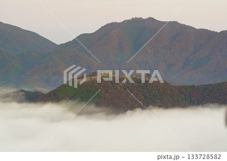 雲海に浮かぶ神秘的な竹田城跡の風景 雲海に浮かぶ神秘的な竹田城跡の風景 133728582