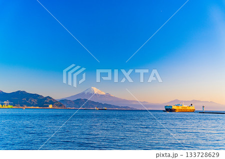 【静岡県】富士山を背に、朝日を受けて清水港に入港する船舶 【静岡県】富士山を背に、朝日を受けて清水港に入港する船舶 133728629