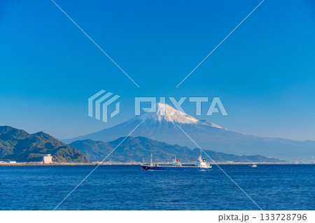 【静岡県】富士山を背に、朝日を受けて清水港に入港する船舶 133728796