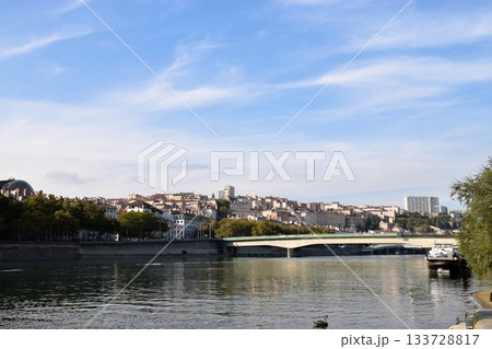 フランス・リヨンの美しい街並みとローヌ川の風景 133728817