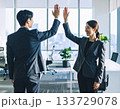 気が合う同僚とハイタッチ 133729078