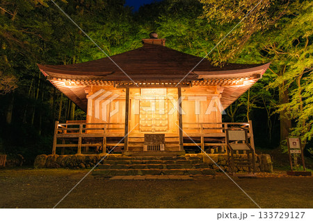 岩手県平泉町 秋の中尊寺、ライトアップされた経蔵 岩手県平泉町 秋の中尊寺、ライトアップされた経蔵 133729127