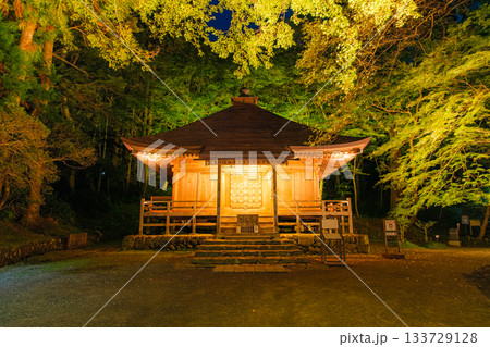 岩手県平泉町 秋の中尊寺、ライトアップされた経蔵 岩手県平泉町 秋の中尊寺、ライトアップされた経蔵 133729128