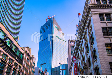 日本の東京都市景観　日本橋一丁目の再開発事業や三越などを望む。新たな時代へ 133729218