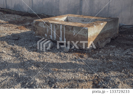 解体工事で撤去したコンクリートの土台 133729233
