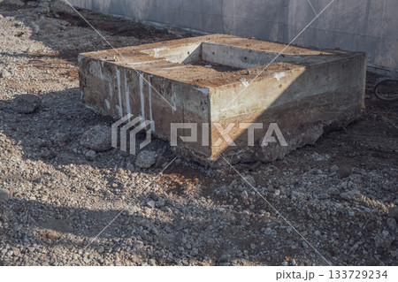 解体工事で撤去したコンクリートの土台 133729234