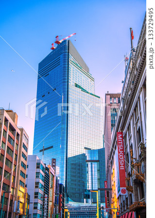 日本の東京都市景観　日本橋一丁目の再開発事業や三越などを望む。新たな時代へ 133729495