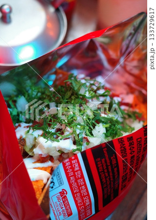 トルティーヤチップスとトッピングのクローズアップ 133729617