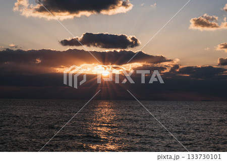 [幸せのパンケーキ 淡路島テラス]美しい夕日の光 133730101