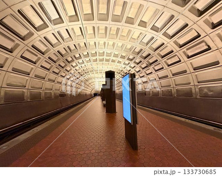 アメリカ地下鉄駅の美しいプラットフォーム 133730685