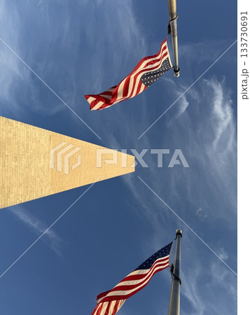 下から見上げるアメリカ国旗 133730691