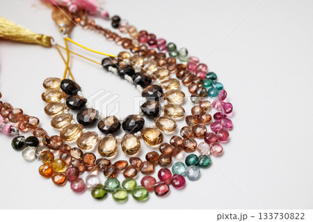 カラフルな天然石ビーズのグラデーション — 光を受けて輝くジュエリー素材 カラフルな天然石ビーズのグラデーション — 光を受けて輝くジュエリー素材 133730822