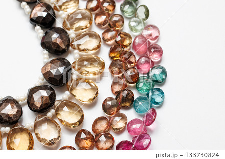 カラフルな天然石ビーズのグラデーション — 光を受けて輝くジュエリー素材 133730824