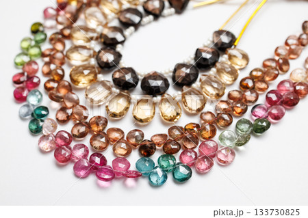 カラフルな天然石ビーズのグラデーション — 光を受けて輝くジュエリー素材 カラフルな天然石ビーズのグラデーション — 光を受けて輝くジュエリー素材 133730825