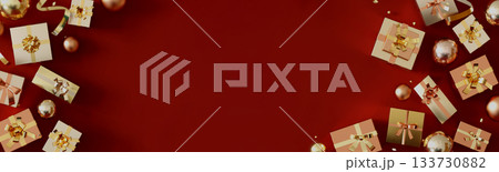 ラグジュアリーな赤と金のプレゼント背景 クリスマス ラグジュアリーな赤と金のプレゼント背景 クリスマス 133730882