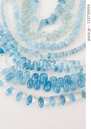 アクアマリンの天然石ビーズ — 澄んだ水色が美しいジュエリー素材 133730954