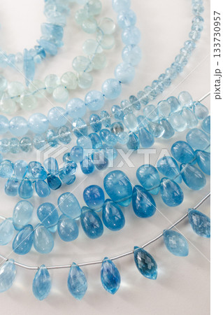 アクアマリンの天然石ビーズ — 澄んだ水色が美しいジュエリー素材 133730957