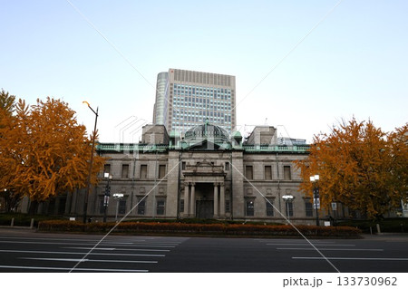 早朝の日本銀行大阪支店の建物 早朝の日本銀行大阪支店の建物 133730962
