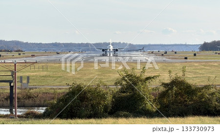 滑走路で離陸を待つ旅客機 133730973