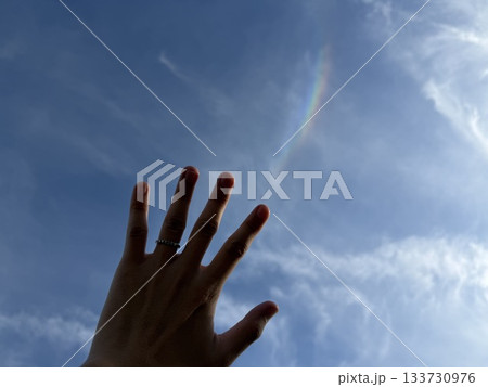 空に伸ばした手と雲の幻想 空に伸ばした手と雲の幻想 133730976