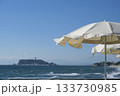ビーチパラソルと江ノ島 133730985