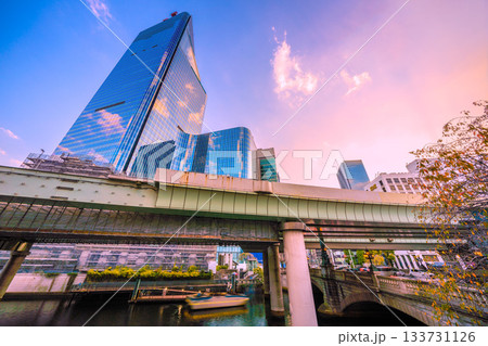 日本の東京都市景観新風景。威容を現した日本橋一丁目の再開発事業。圧巻の超高層ビル…クルーズ人気 133731126