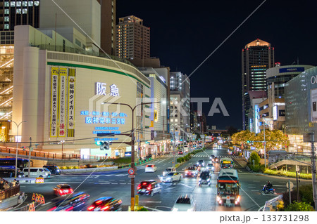 兵庫県神戸市 夜の三ノ宮駅前、三宮交差点 133731298