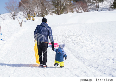 冬の雪のゲレンデで遊ぶ親子 冬の雪のゲレンデで遊ぶ親子 133731356
