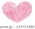 水彩で描いた大きなハートイラスト　薄いピンク色 133731989