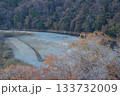 橋から見た紅葉と秋景色 133732009