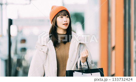 冬の街でショッピングをする女性 133732424