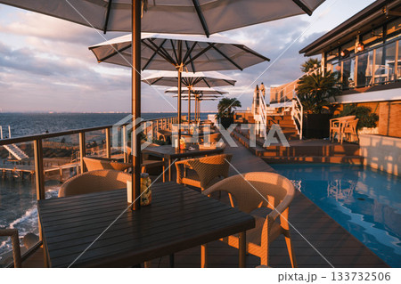 [幸せのパンケーキ 淡路島テラス]夕日の光に照らされたテラス席 133732506