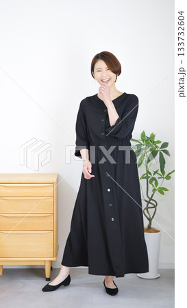 女性の秋冬ファッションコーディネート全身（縦向き） 133732604