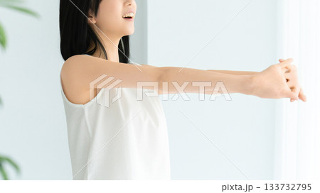 若い女性の美容イメージ・ストレッチ 133732795